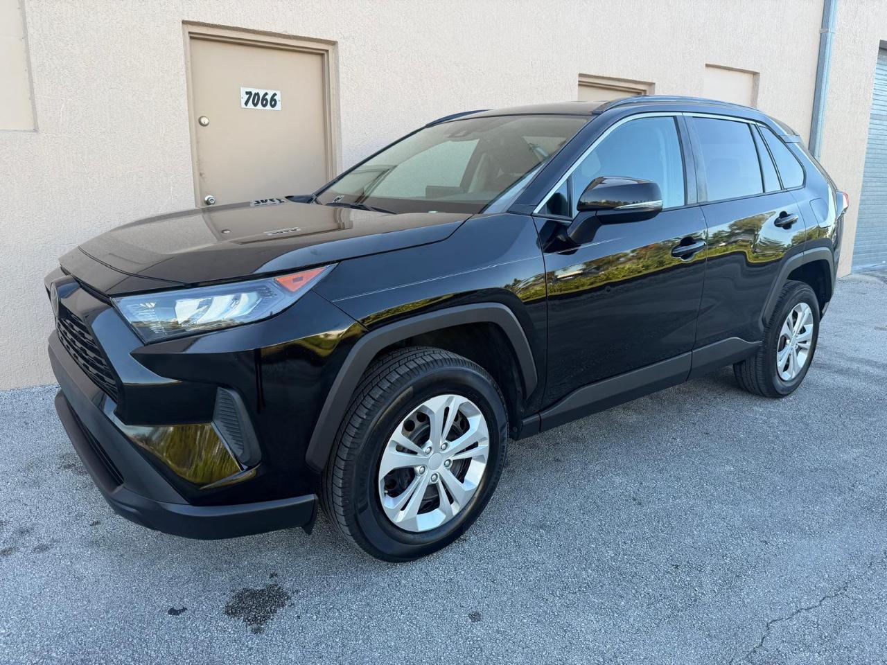 Toyota RAV4 LE FWD (Natl) 2020