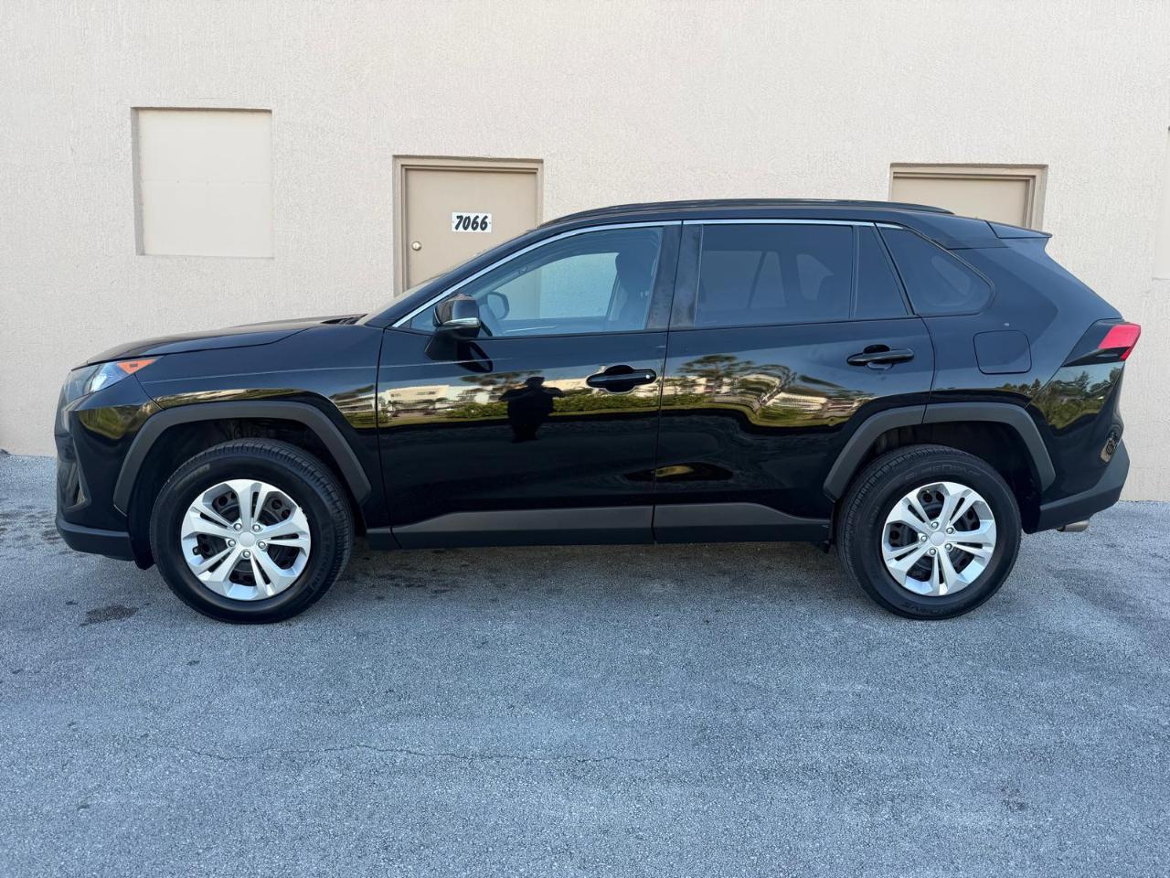 Toyota RAV4 LE FWD (Natl) 2020