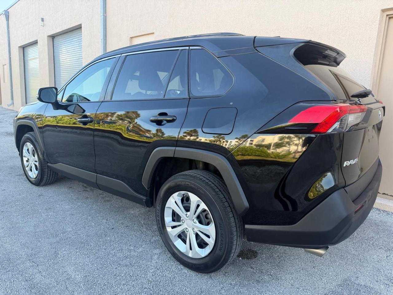 Toyota RAV4 LE FWD (Natl) 2020