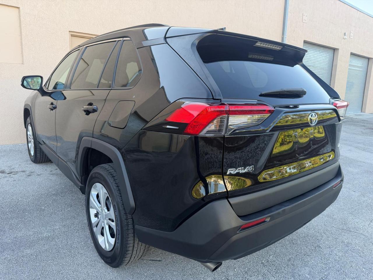 Toyota RAV4 LE FWD (Natl) 2020