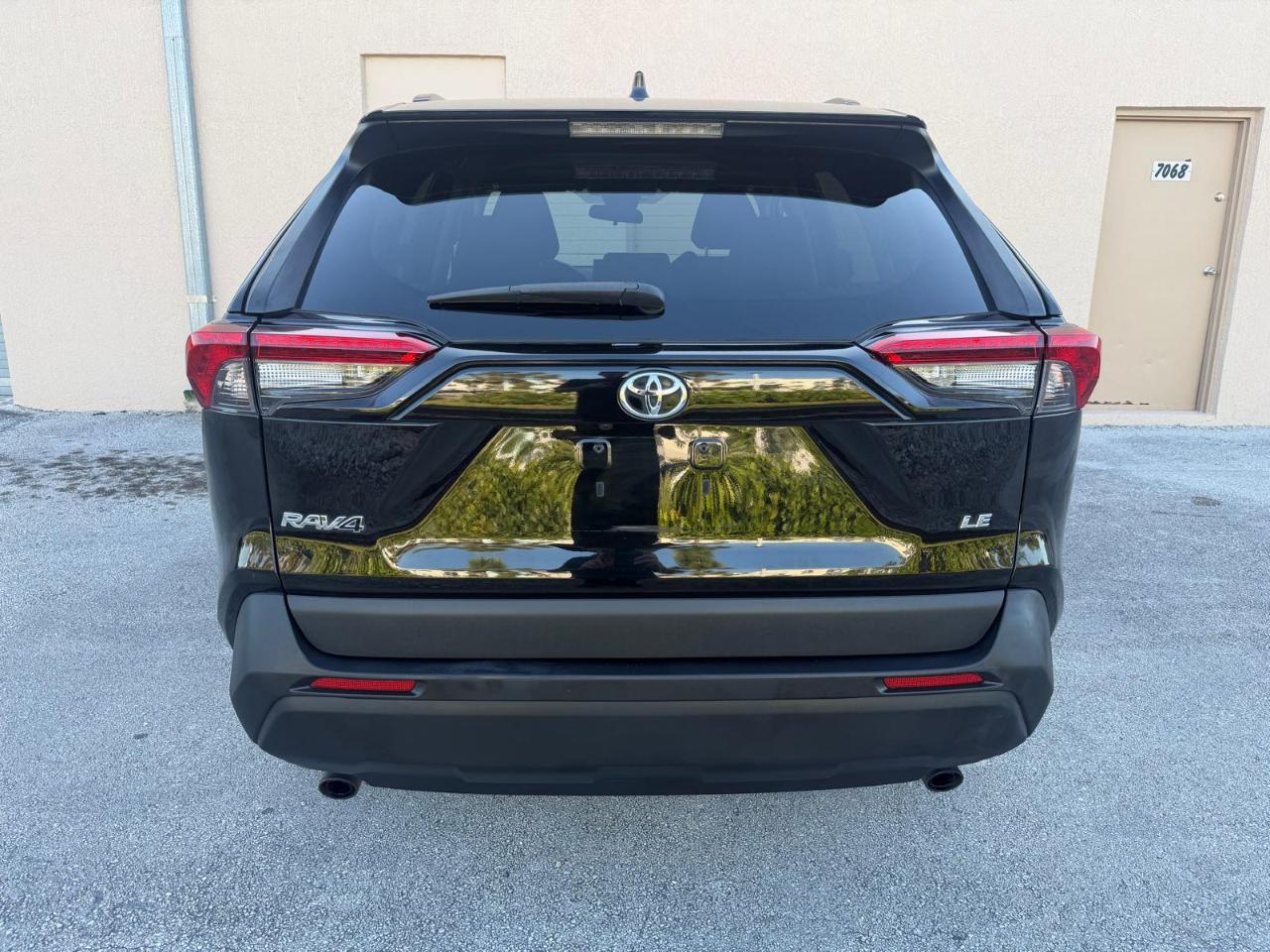 Toyota RAV4 LE FWD (Natl) 2020