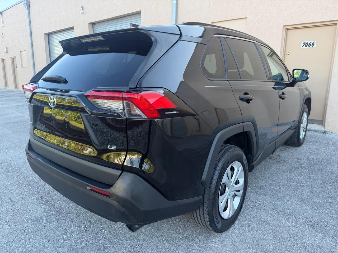 Toyota RAV4 LE FWD (Natl) 2020