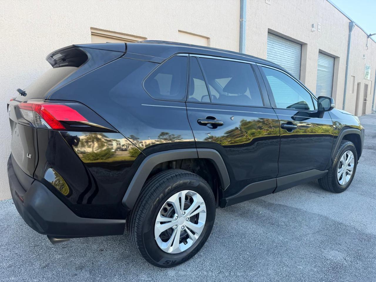 Toyota RAV4 LE FWD (Natl) 2020