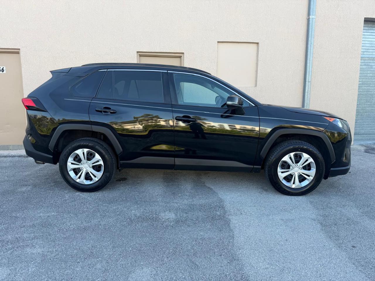 Toyota RAV4 LE FWD (Natl) 2020
