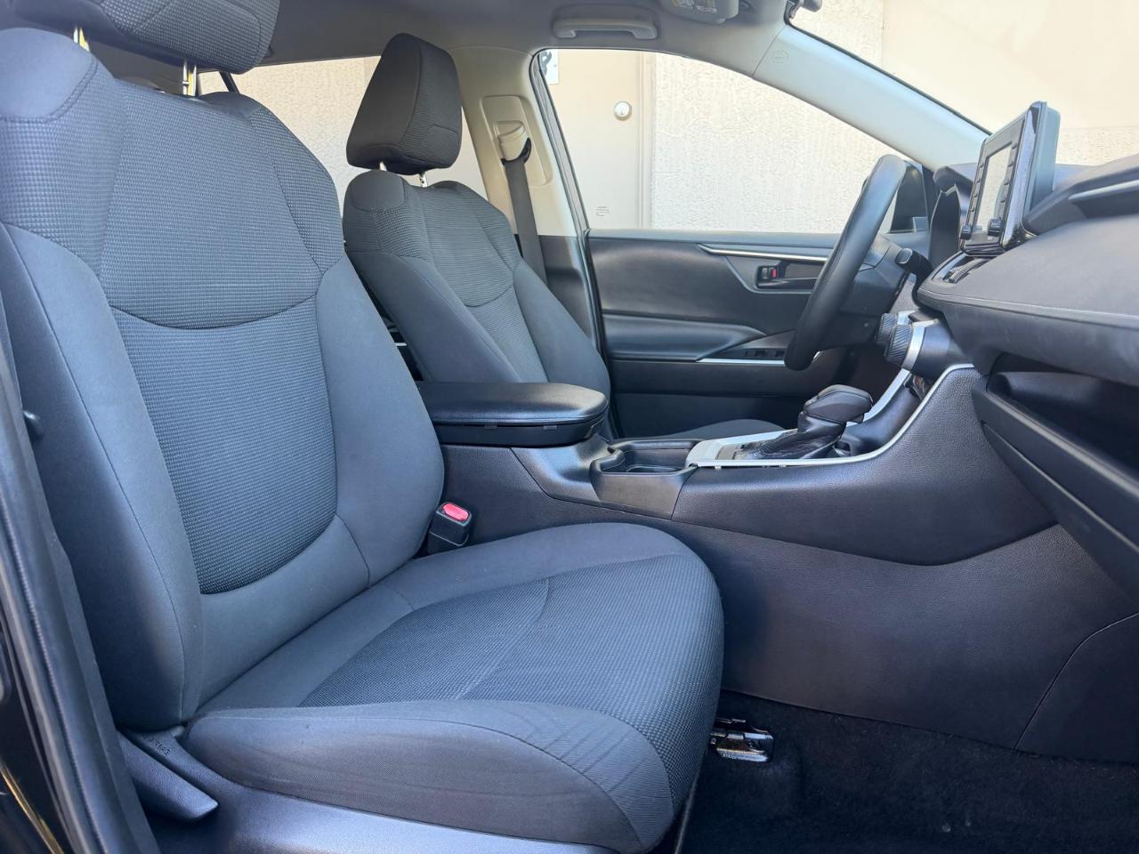 Toyota RAV4 LE FWD (Natl) 2020