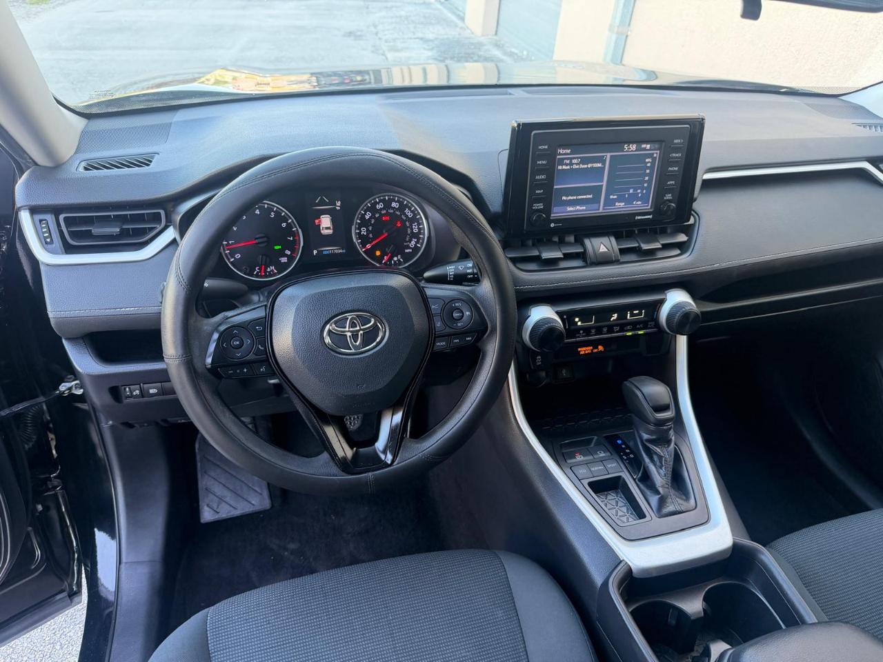 Toyota RAV4 LE FWD (Natl) 2020