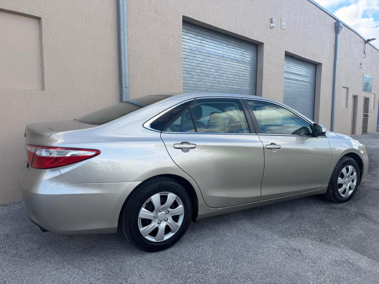 Toyota Camry 4dr Sdn I4 Auto XLE (Natl) 2015