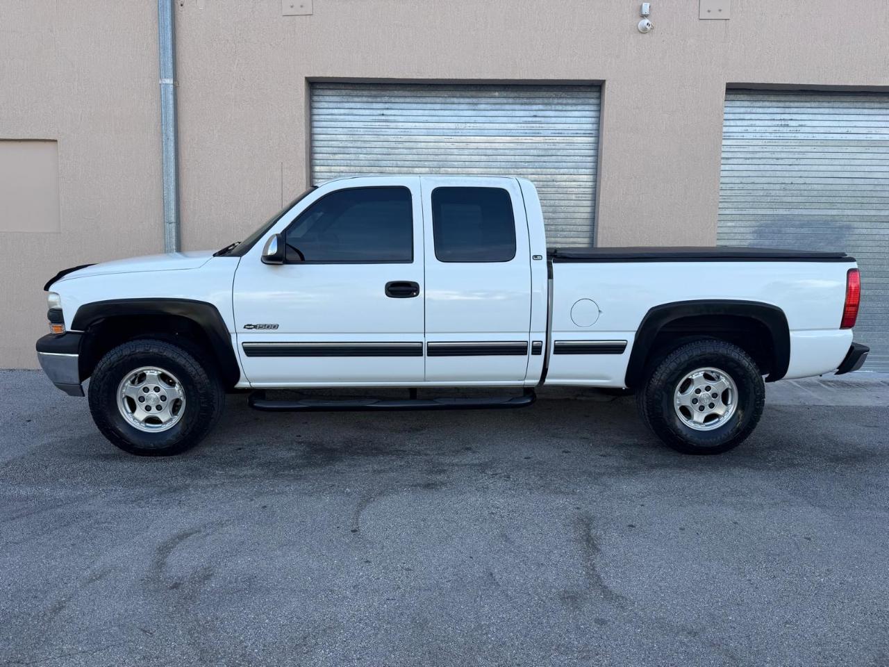 Chevrolet Silverado 1500 Ext Cab 143.5" WB LS 2002