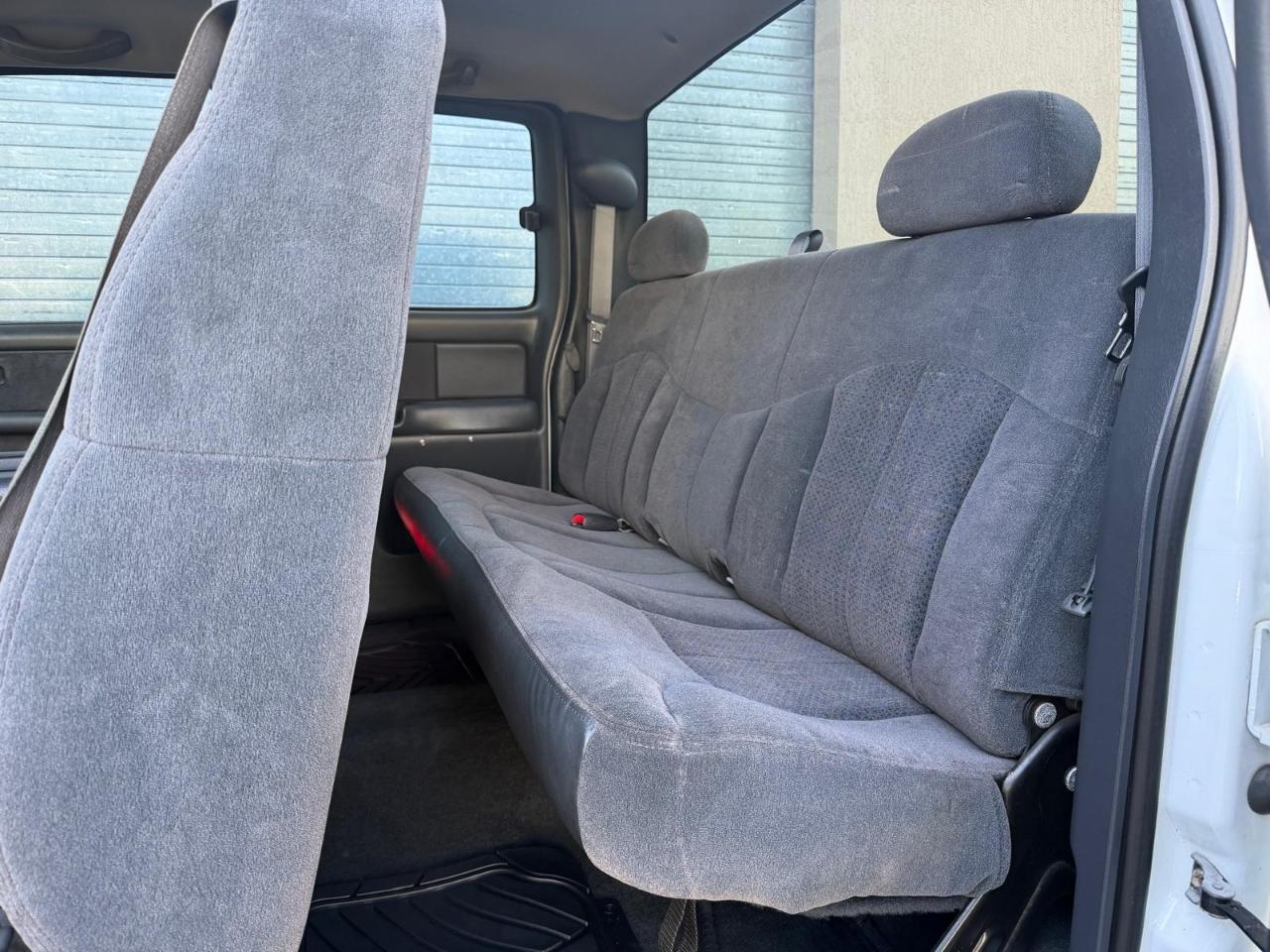 Chevrolet Silverado 1500 Ext Cab 143.5" WB LS 2002