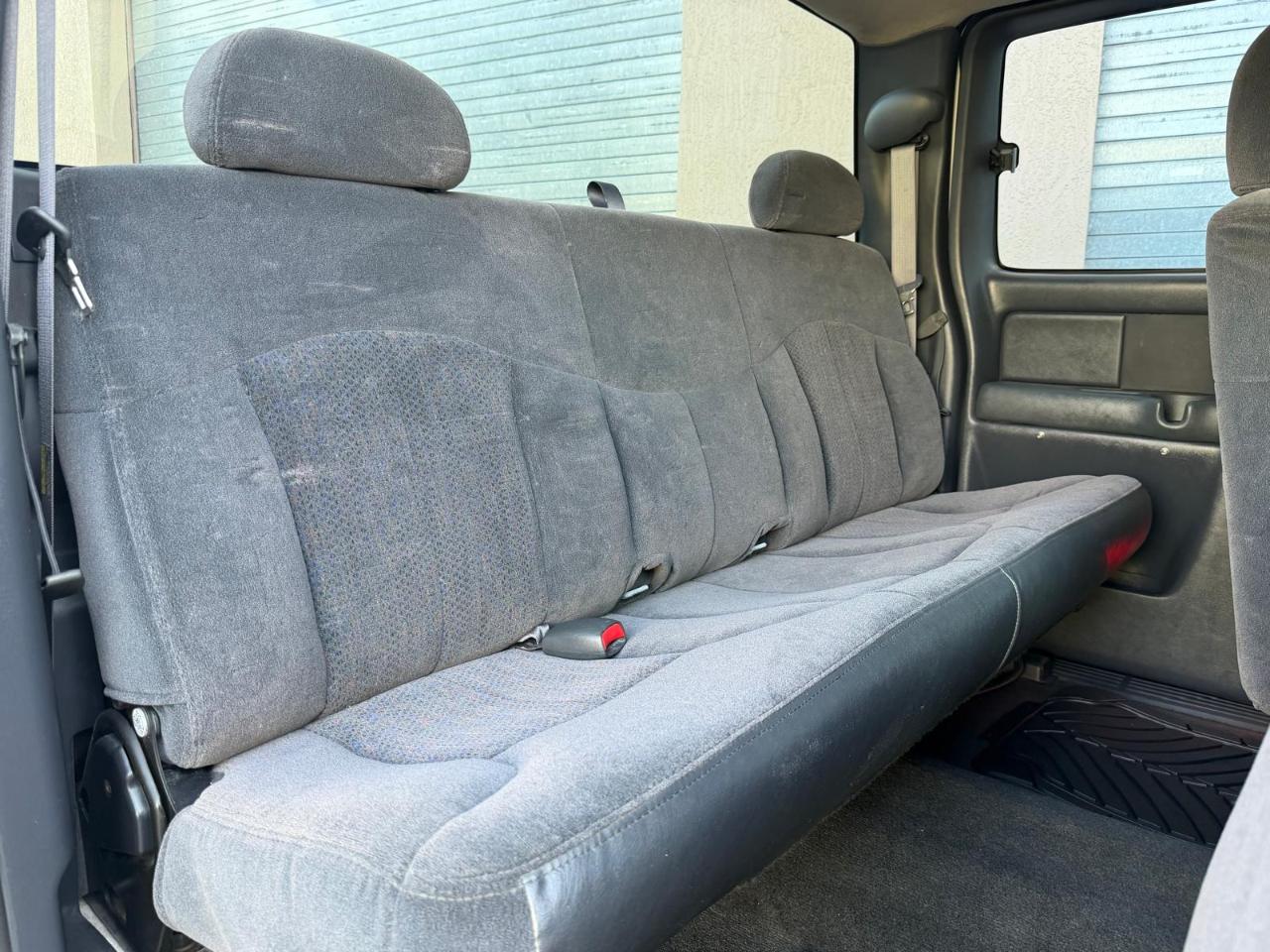 Chevrolet Silverado 1500 Ext Cab 143.5" WB LS 2002