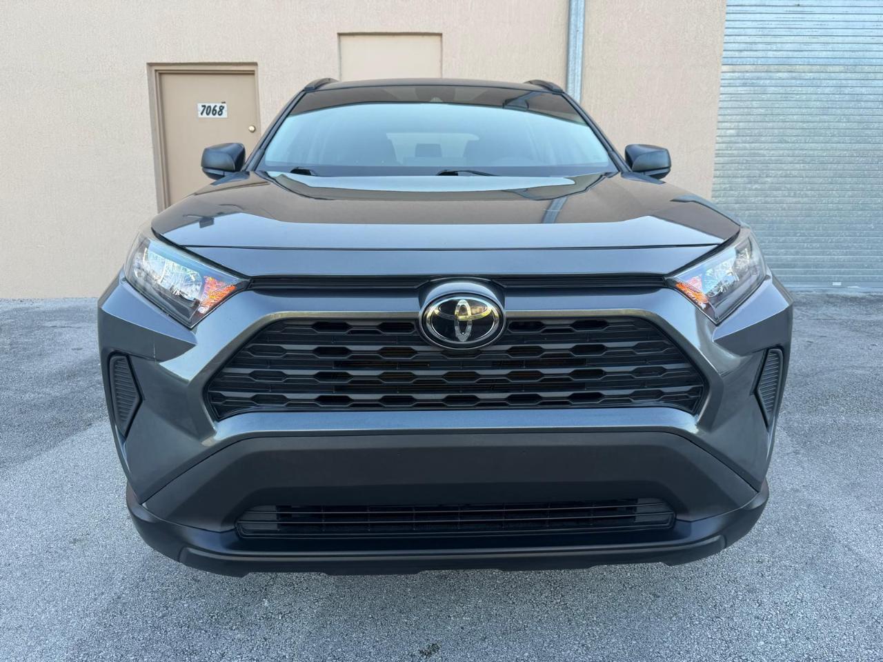 Toyota RAV4 LE FWD (Natl) 2021
