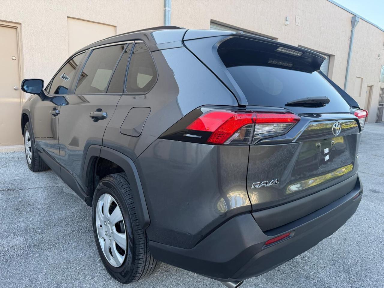 Toyota RAV4 LE FWD (Natl) 2021