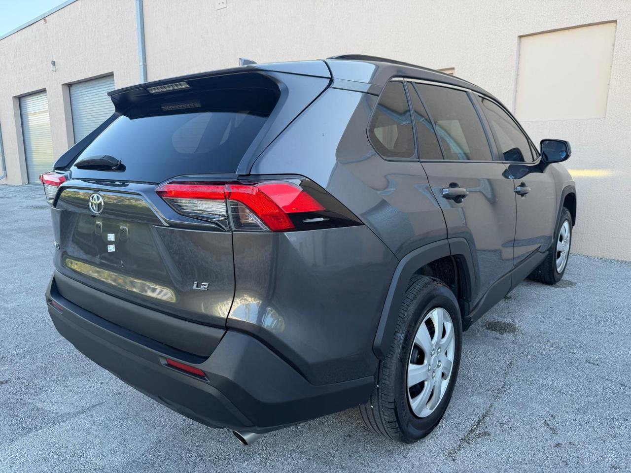 Toyota RAV4 LE FWD (Natl) 2021