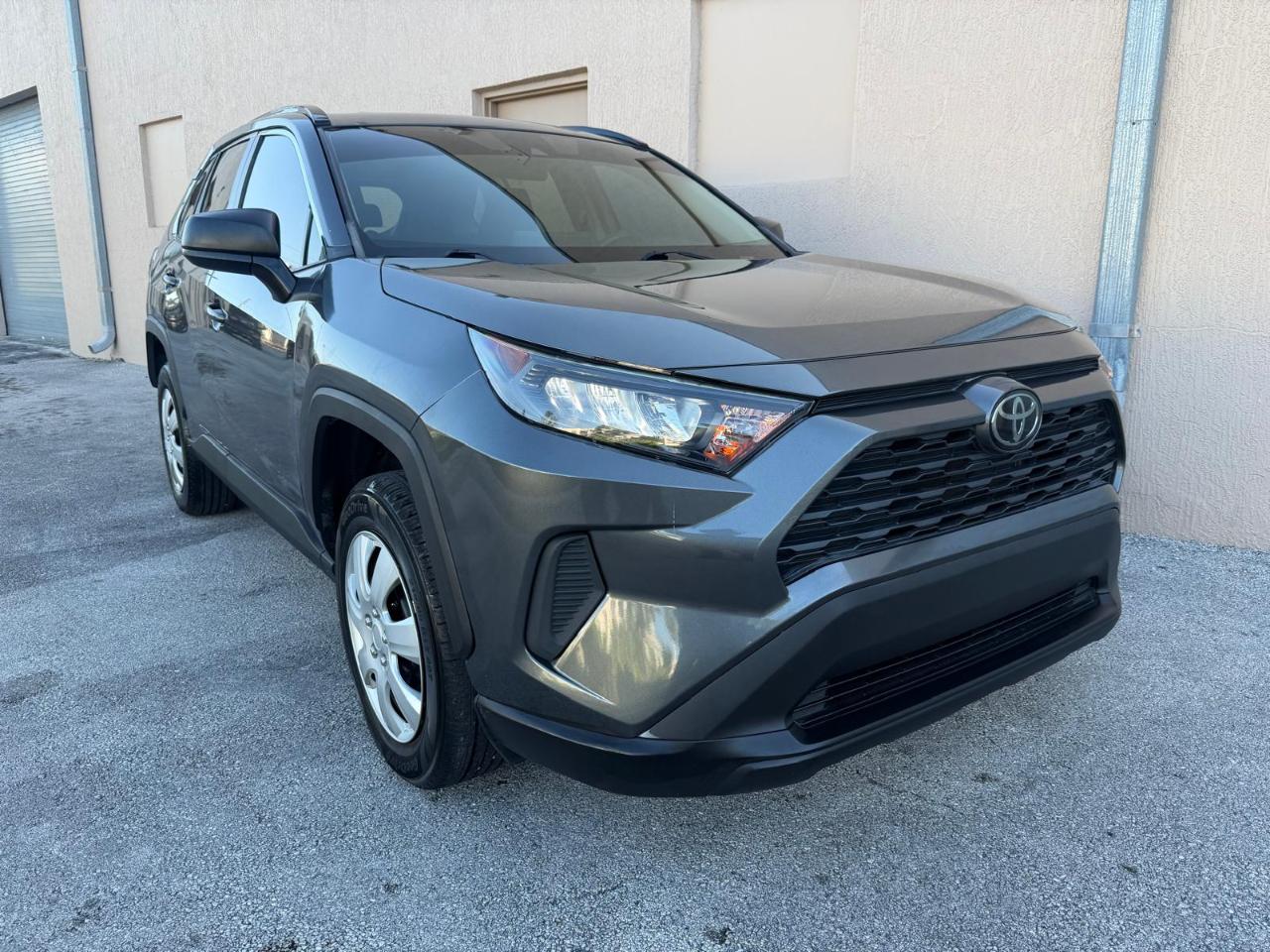 Toyota RAV4 LE FWD (Natl) 2021