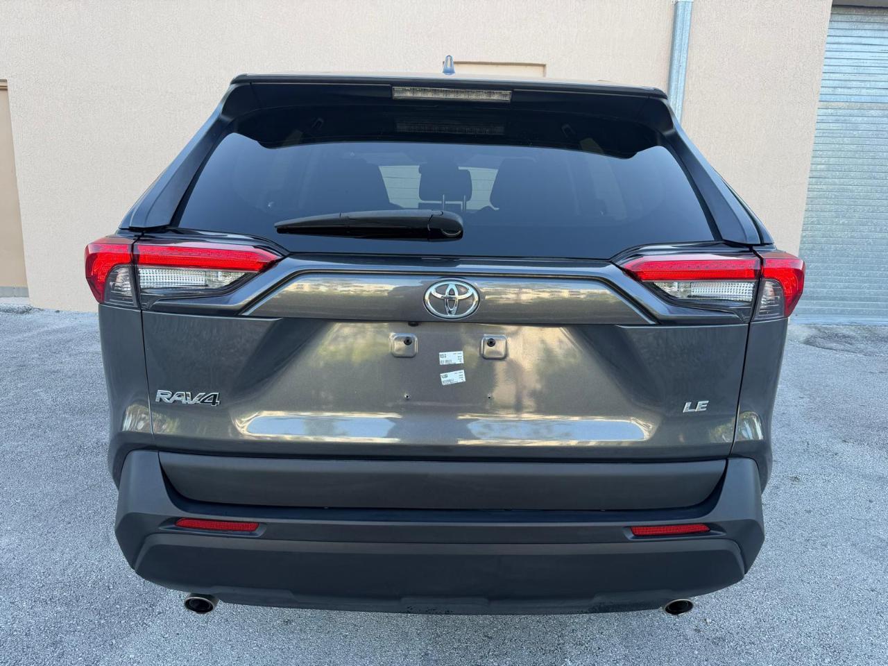 Toyota RAV4 LE FWD (Natl) 2021