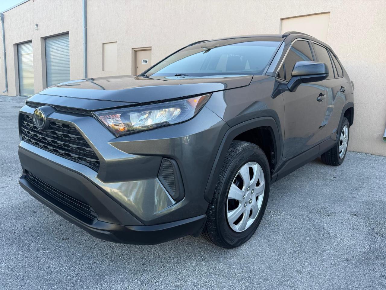 Toyota RAV4 LE FWD (Natl) 2021