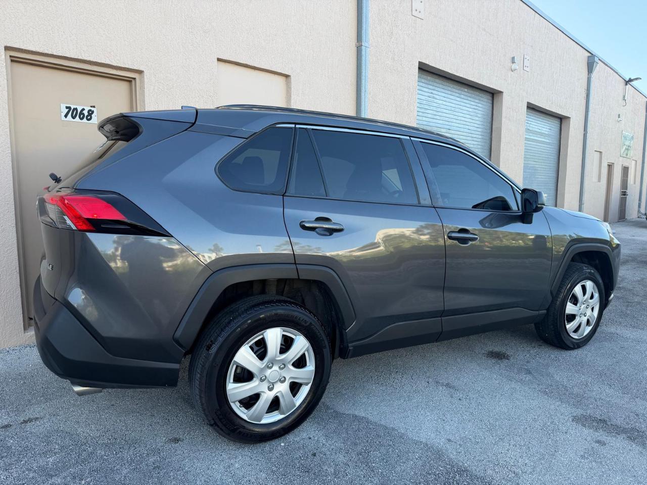 Toyota RAV4 LE FWD (Natl) 2021