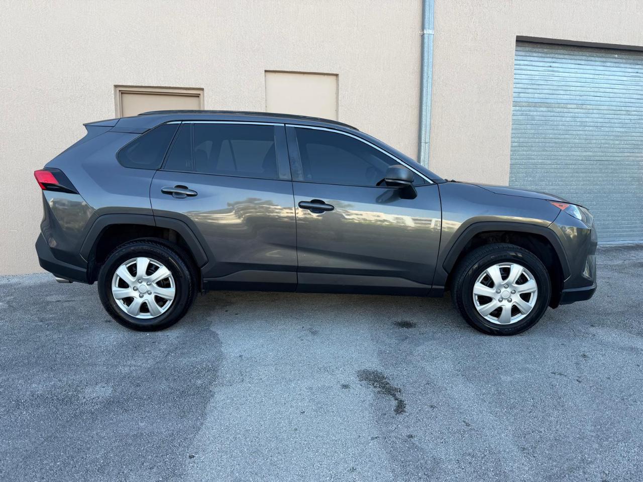 Toyota RAV4 LE FWD (Natl) 2021