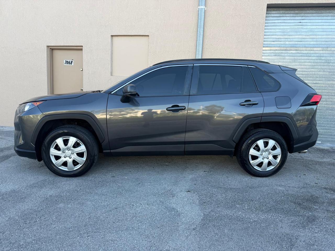 Toyota RAV4 LE FWD (Natl) 2021