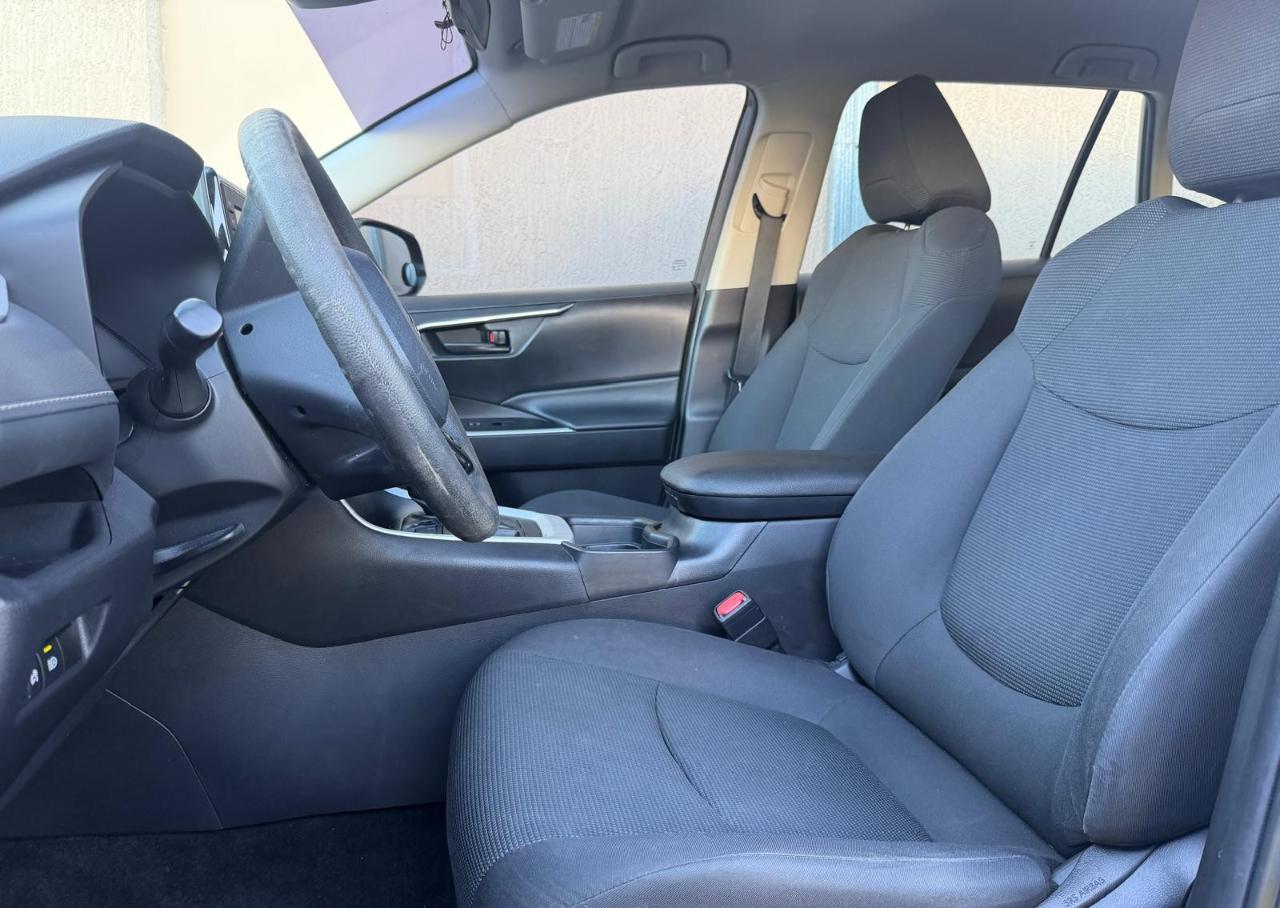 Toyota RAV4 LE FWD (Natl) 2021