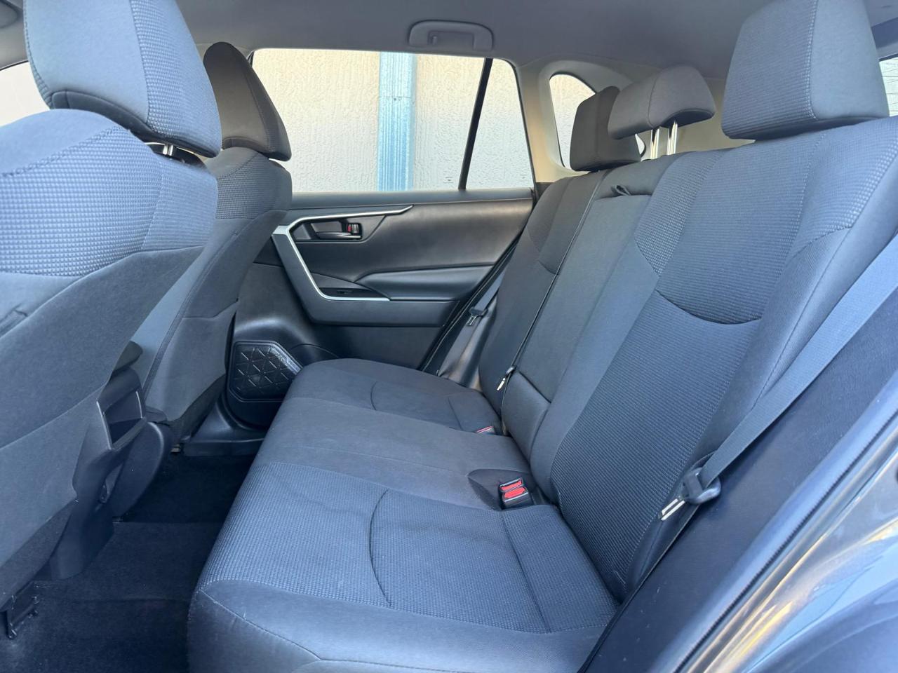 Toyota RAV4 LE FWD (Natl) 2021