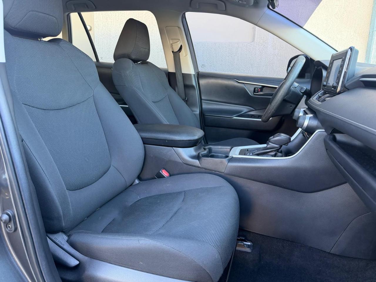 Toyota RAV4 LE FWD (Natl) 2021