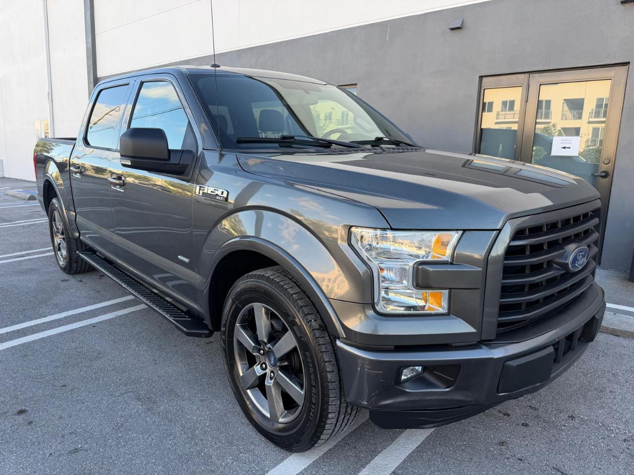 Ford F-150 2WD SuperCrew 150" XLT 2015