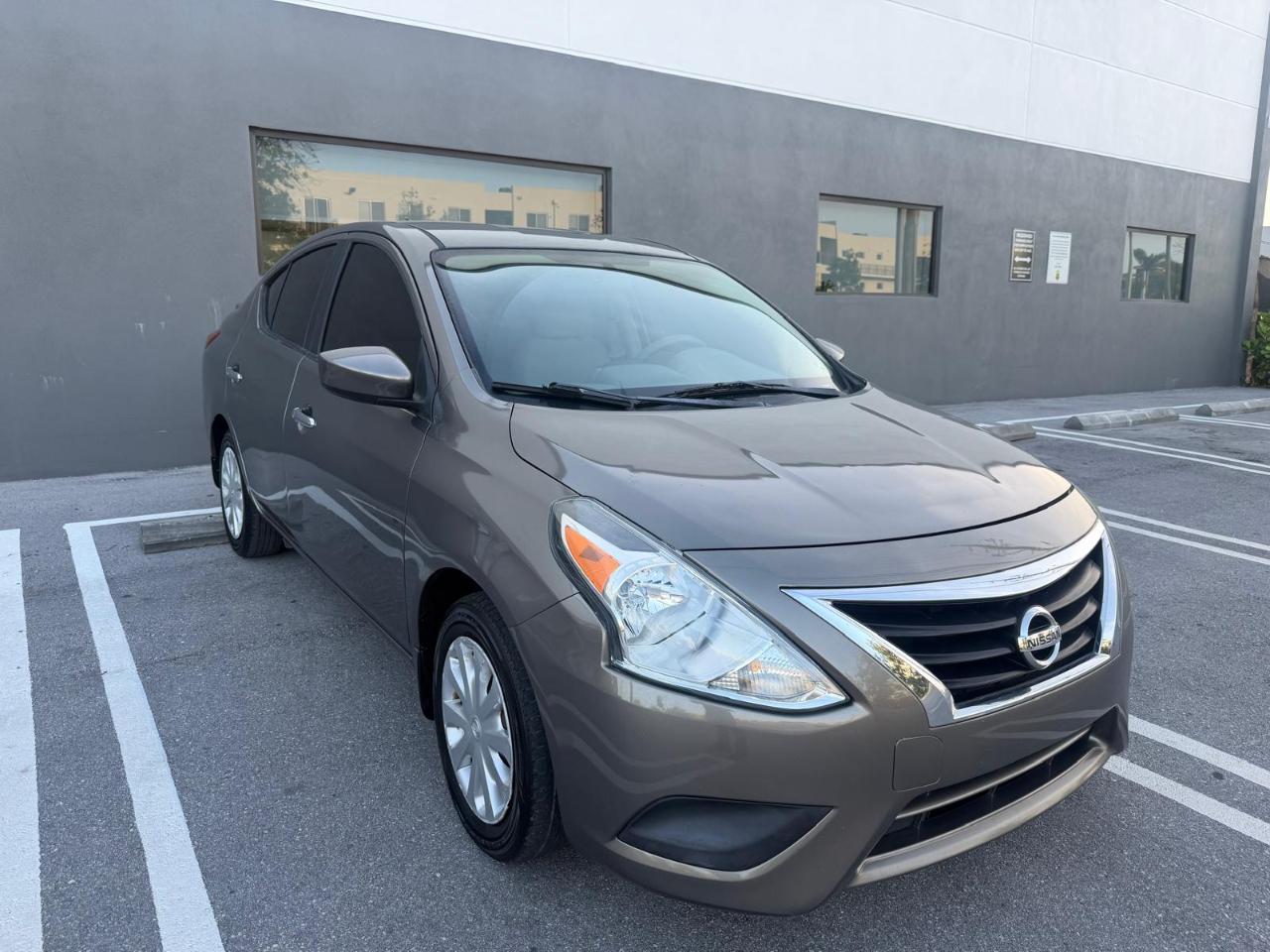 Nissan Versa 4dr Sdn CVT 1.6 SV 2015