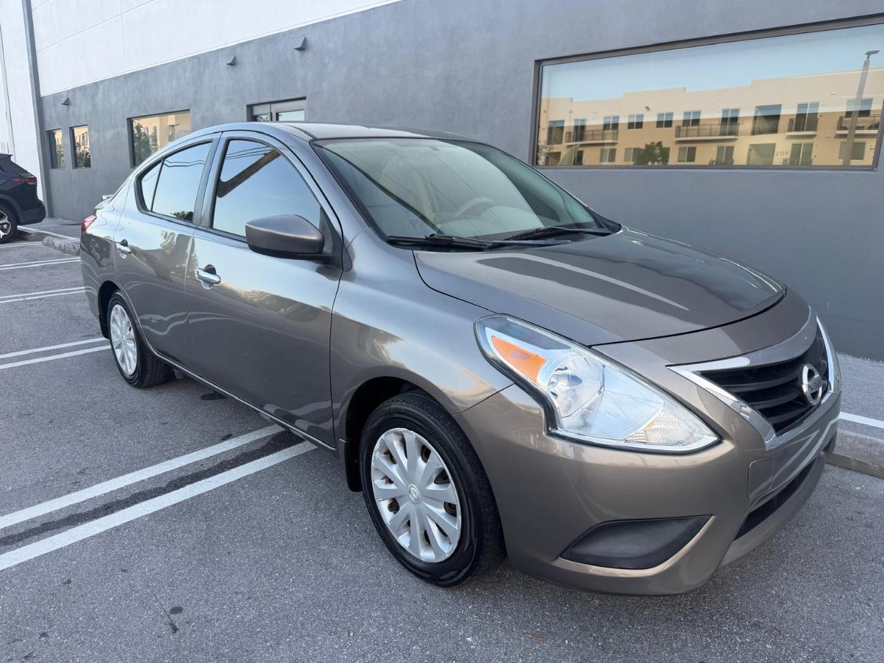 Nissan Versa 4dr Sdn CVT 1.6 SV 2015