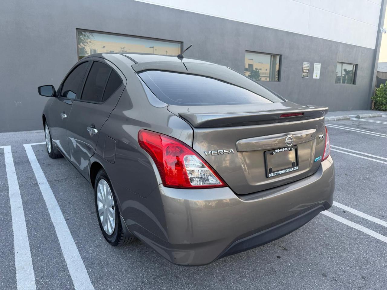 Nissan Versa 4dr Sdn CVT 1.6 SV 2015