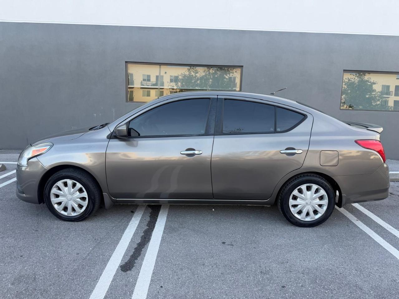 Nissan Versa 4dr Sdn CVT 1.6 SV 2015