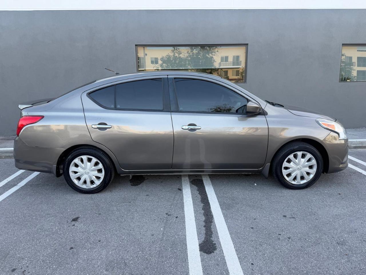 Nissan Versa 4dr Sdn CVT 1.6 SV 2015