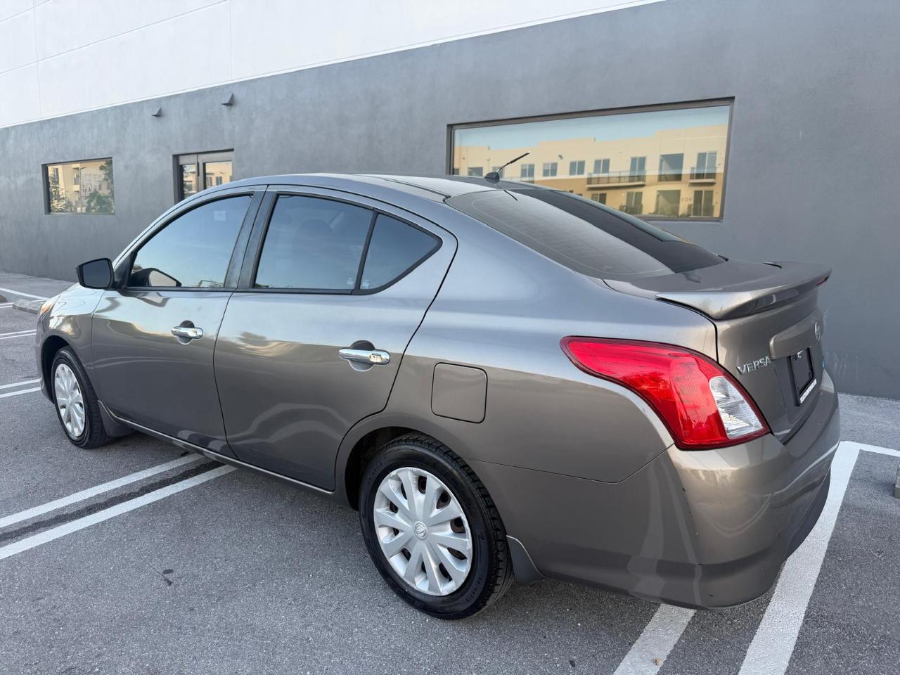 Nissan Versa 4dr Sdn CVT 1.6 SV 2015