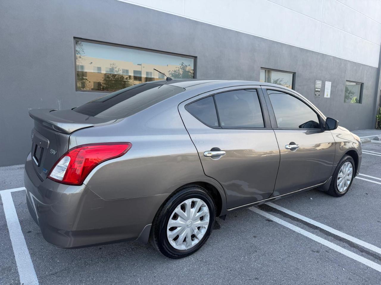 Nissan Versa 4dr Sdn CVT 1.6 SV 2015