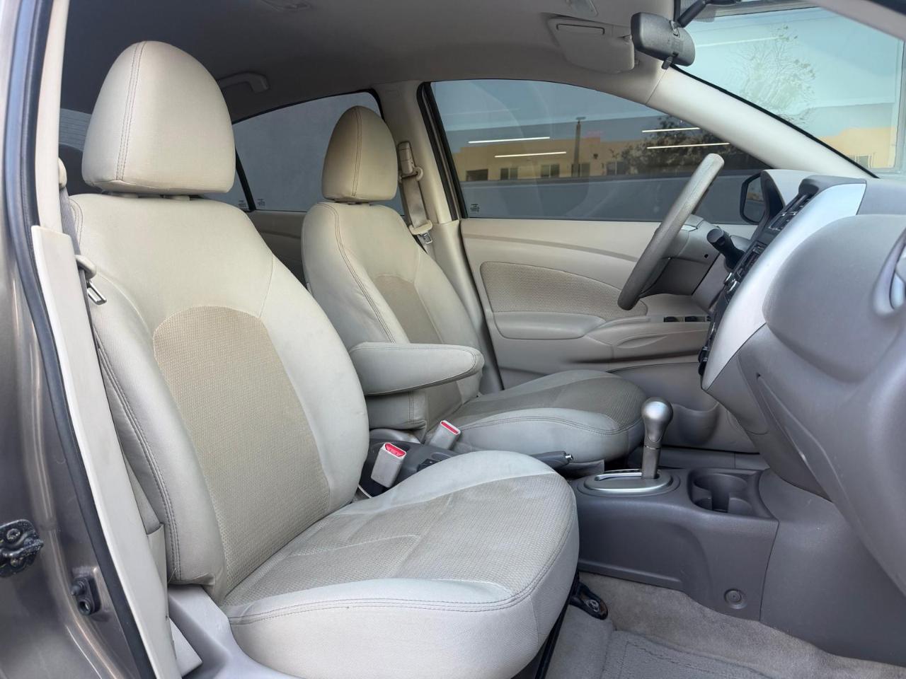 Nissan Versa 4dr Sdn CVT 1.6 SV 2015