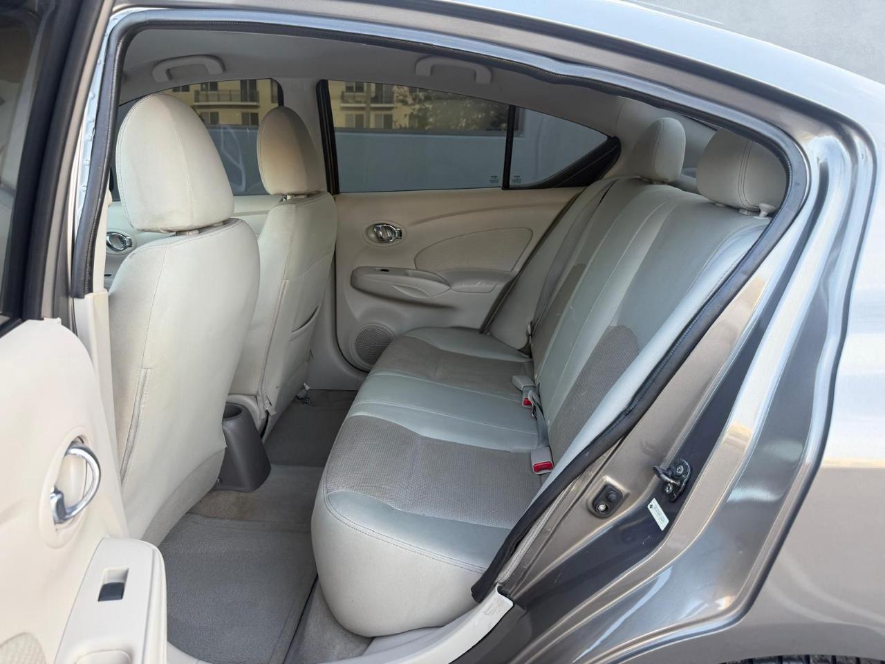 Nissan Versa 4dr Sdn CVT 1.6 SV 2015