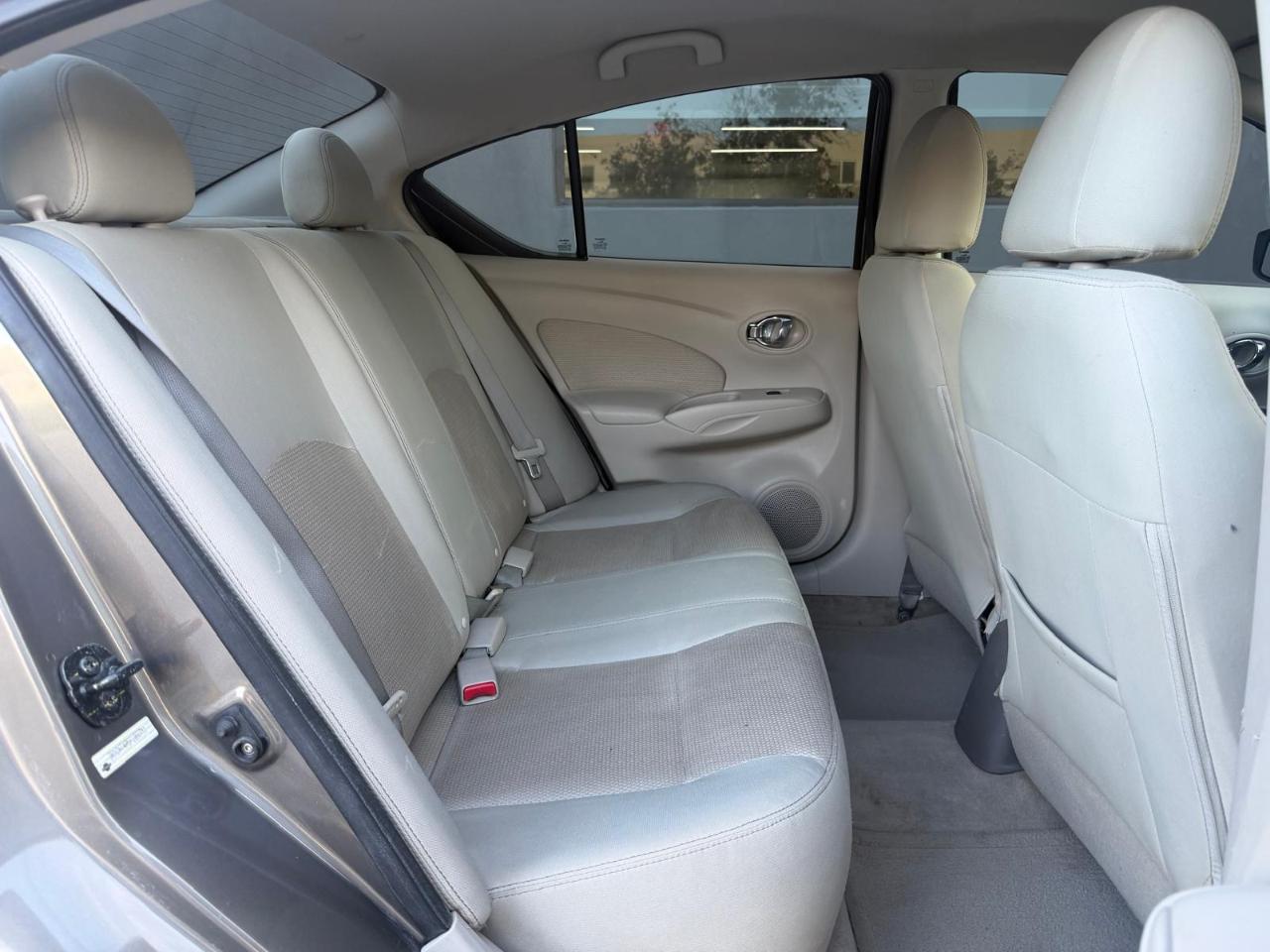 Nissan Versa 4dr Sdn CVT 1.6 SV 2015