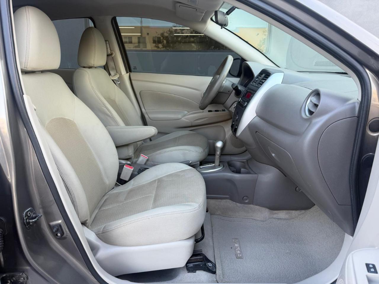 Nissan Versa 4dr Sdn CVT 1.6 SV 2015