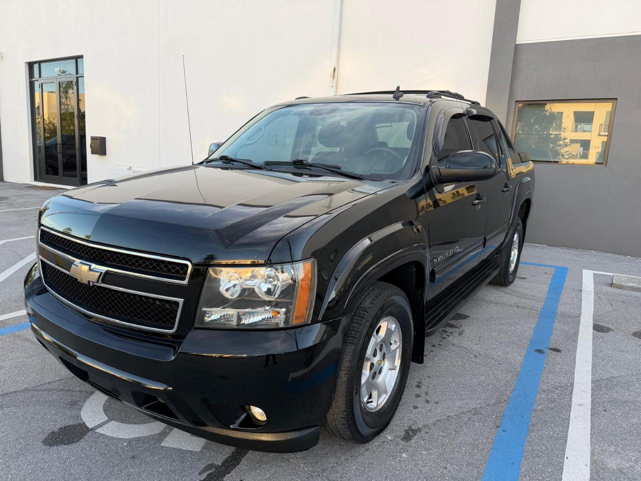 Chevrolet Avalanche 2WD Crew Cab LS 2011