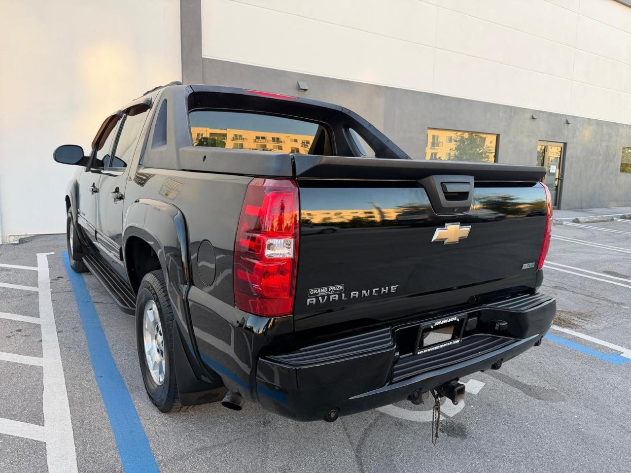 Chevrolet Avalanche 2WD Crew Cab LS 2011
