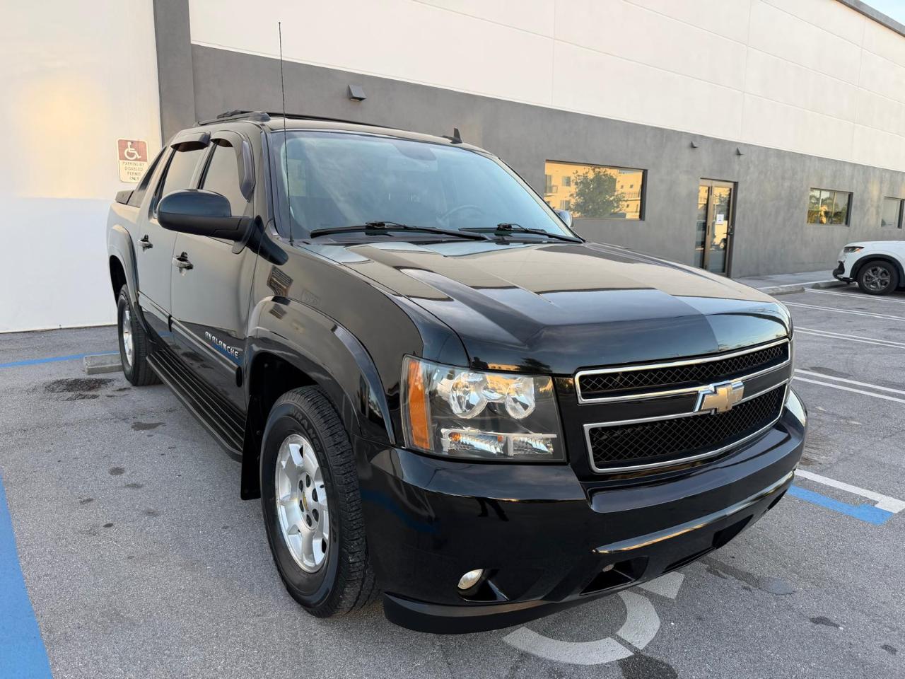 Chevrolet Avalanche 2WD Crew Cab LS 2011