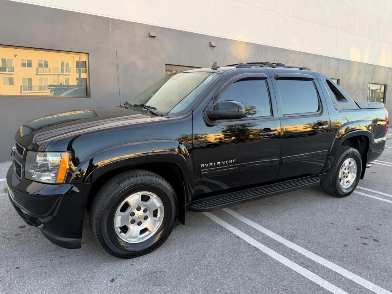 Chevrolet Avalanche 2WD Crew Cab LS 2011
