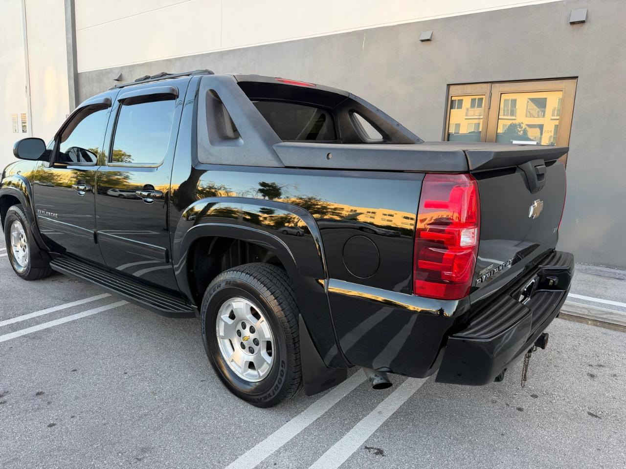 Chevrolet Avalanche 2WD Crew Cab LS 2011