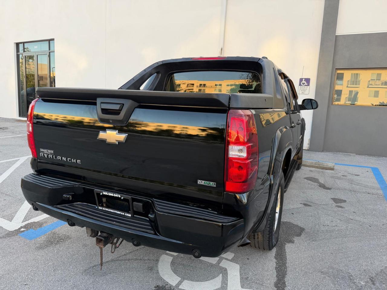 Chevrolet Avalanche 2WD Crew Cab LS 2011