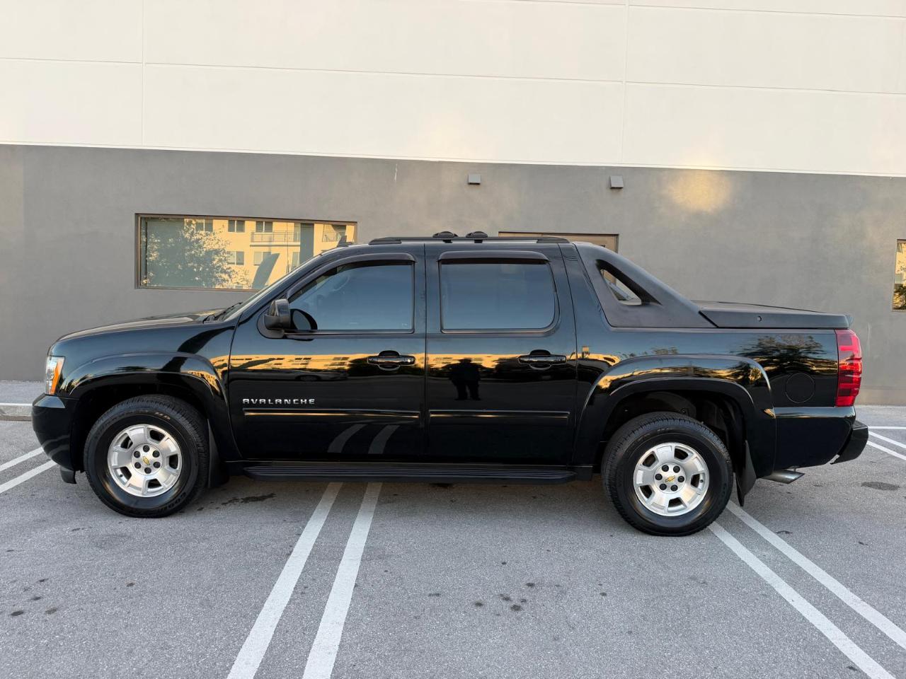 Chevrolet Avalanche 2WD Crew Cab LS 2011