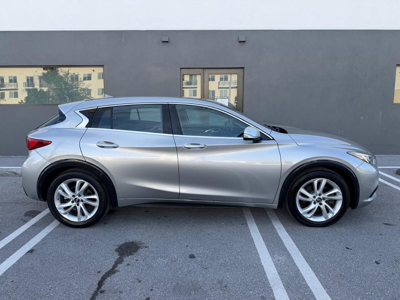 Infiniti QX30 Luxury FWD 2017