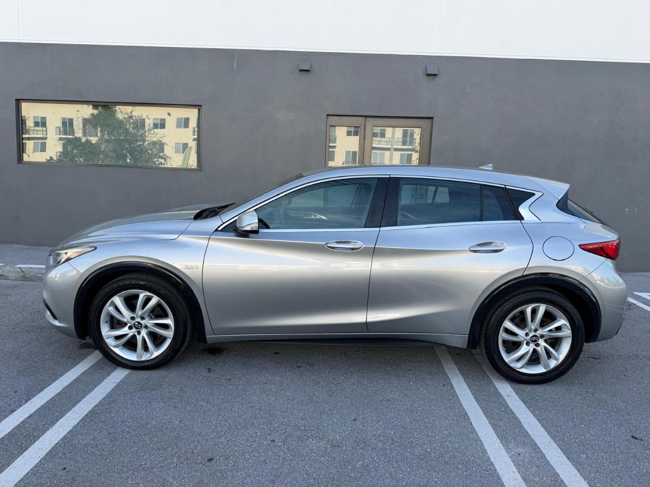 Infiniti QX30 Luxury FWD 2017