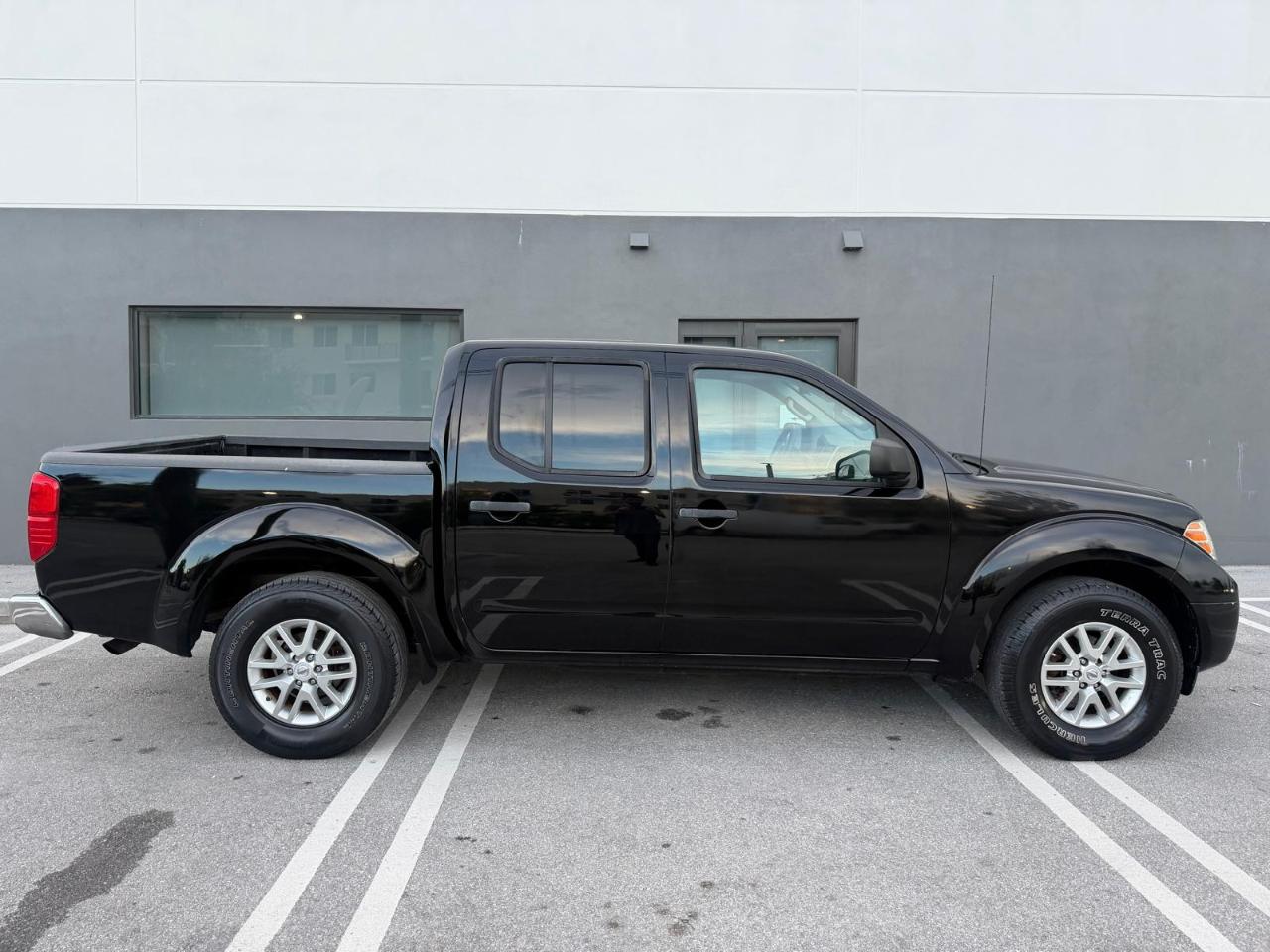 Nissan Frontier 2WD Crew Cab SWB Auto SV 2015