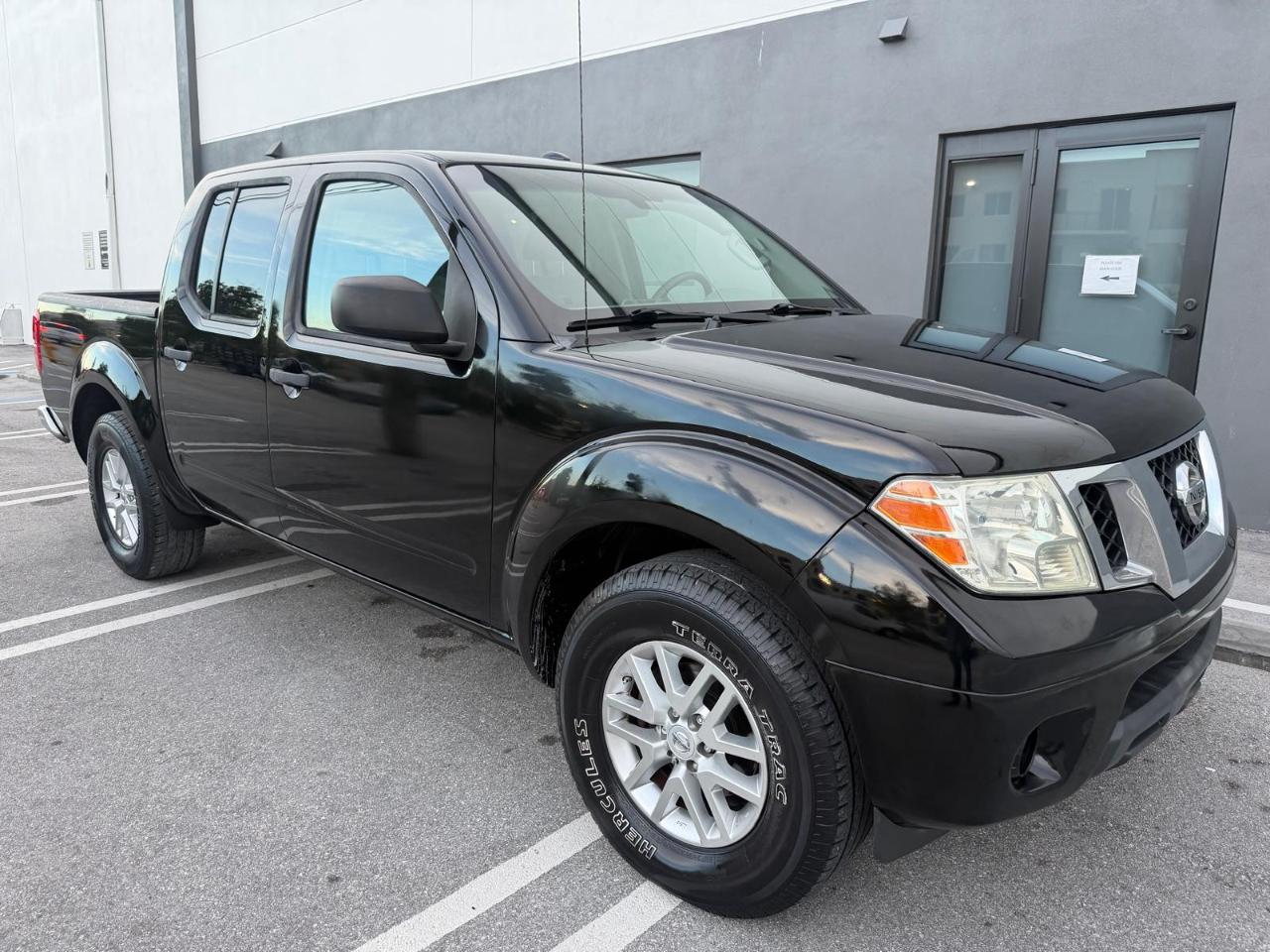 Nissan Frontier 2WD Crew Cab SWB Auto SV 2015