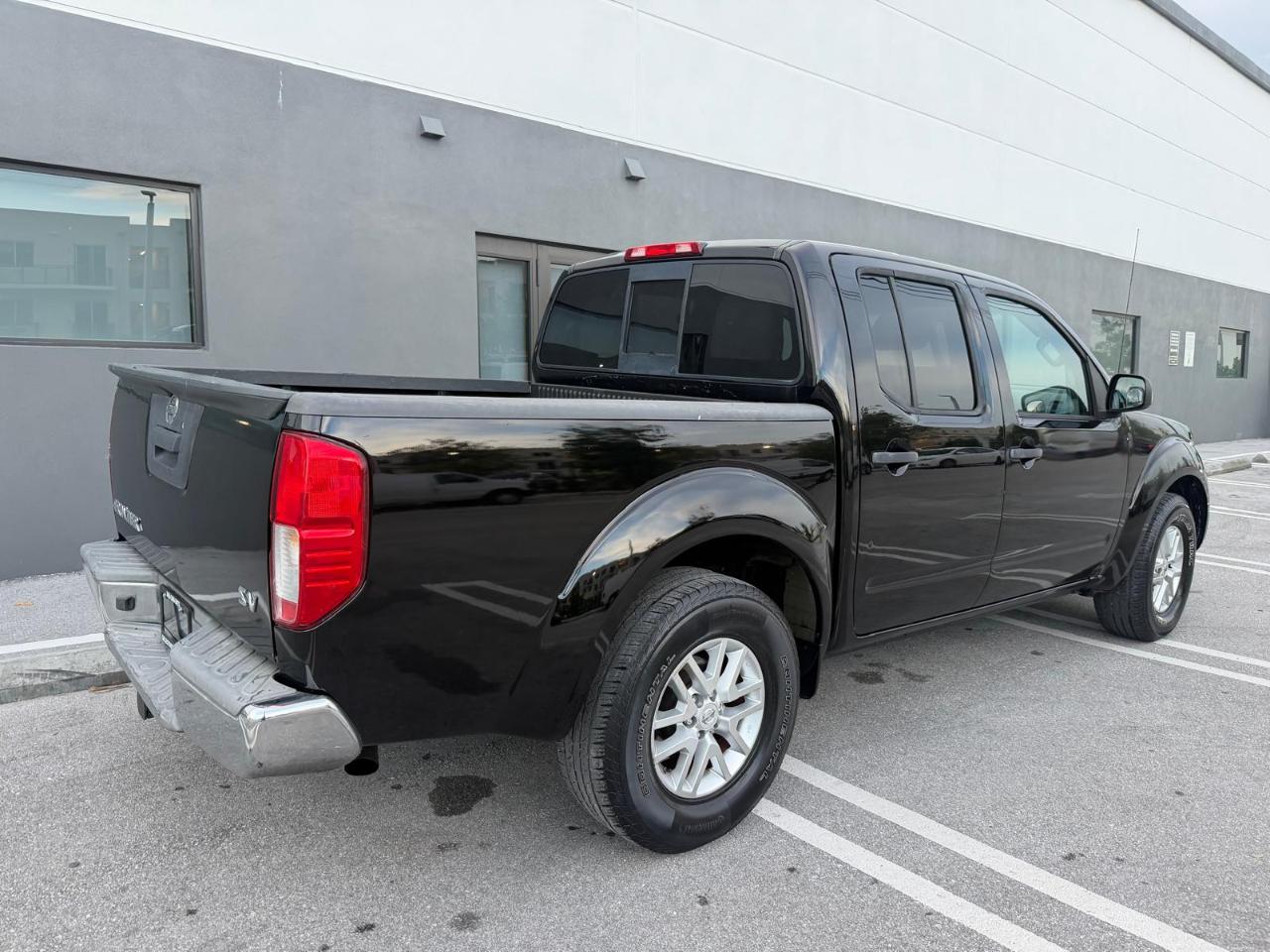 Nissan Frontier 2WD Crew Cab SWB Auto SV 2015